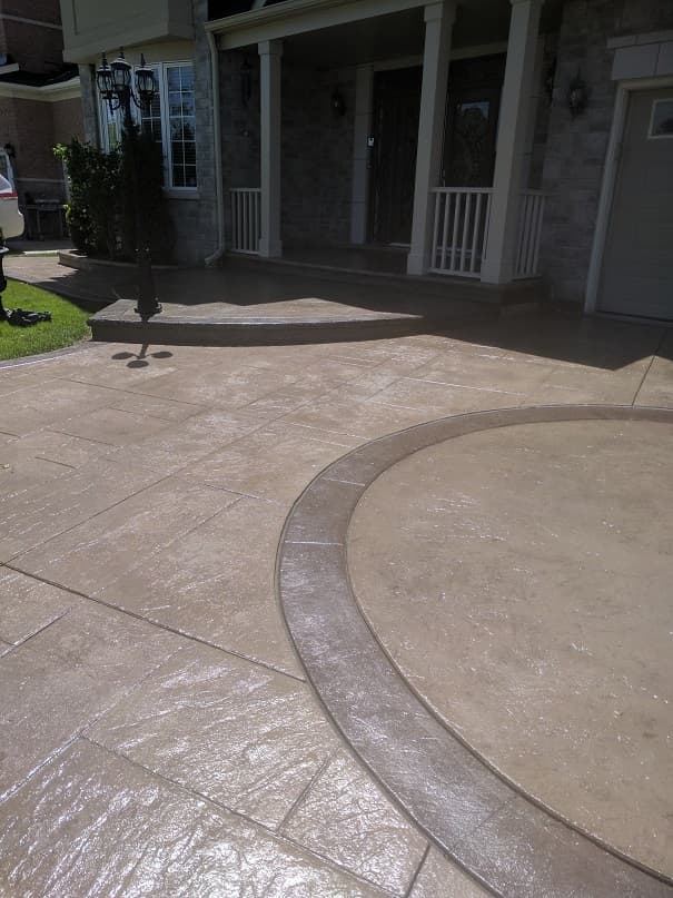 Stamped concrete driveway with circular border pattern