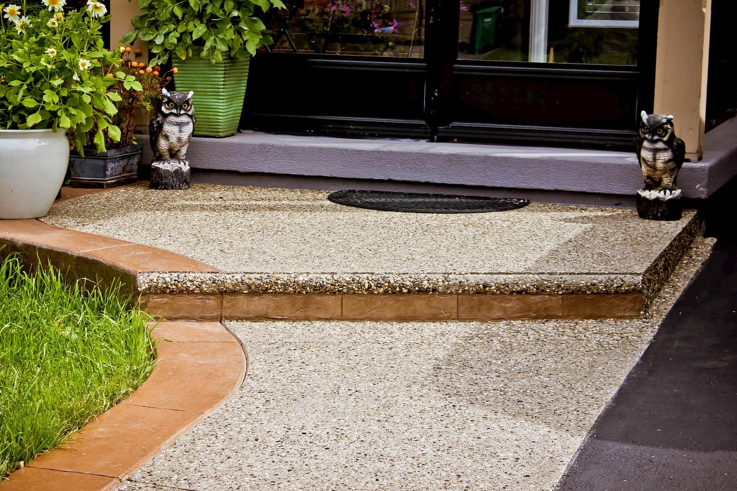 Exposed aggregate patio with curved stamped edge